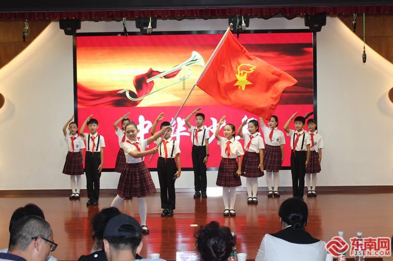 大学生放假前宿舍花式贴春联,学生:希望日子像蜜一样
